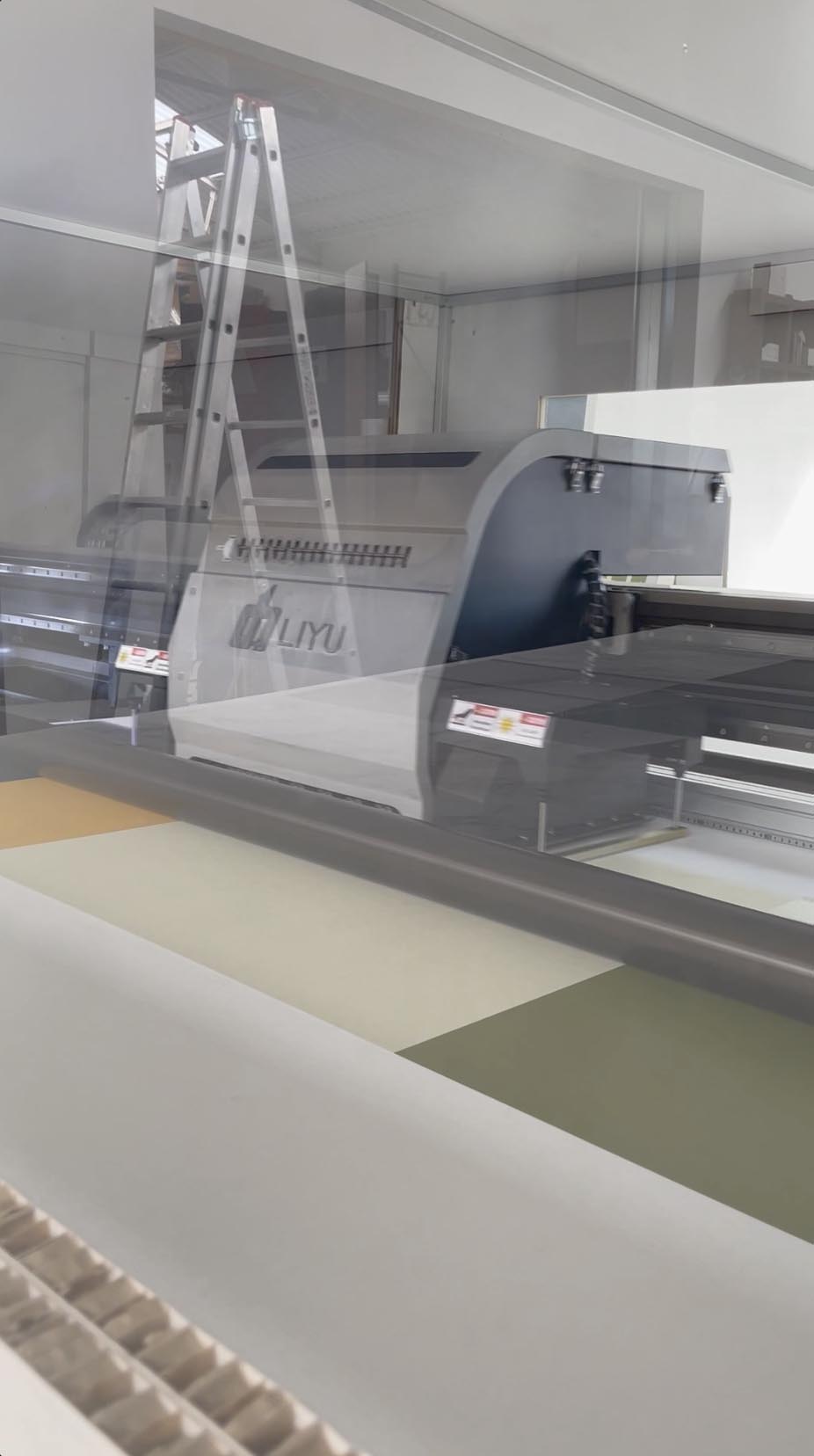 Personnalisation sur mobilier et cloisons en carton