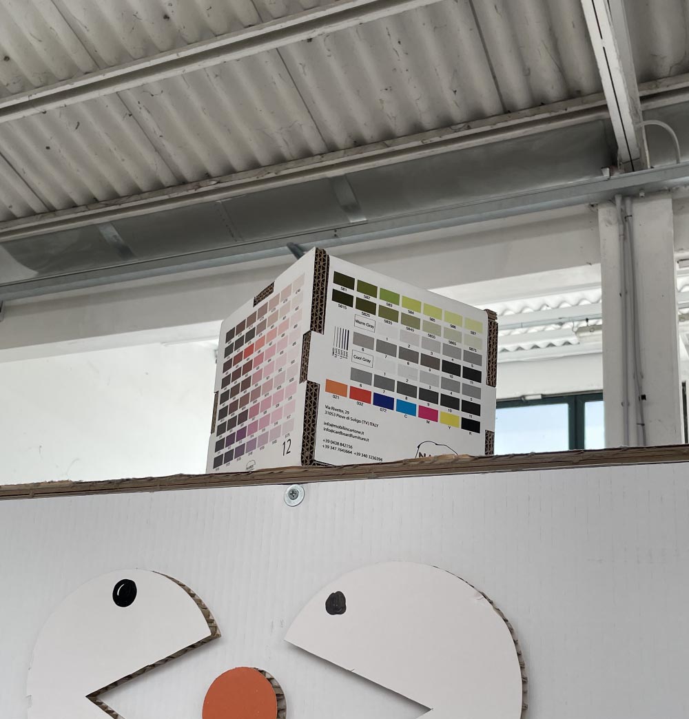 Personnalisation sur mobilier et cloisons en carton