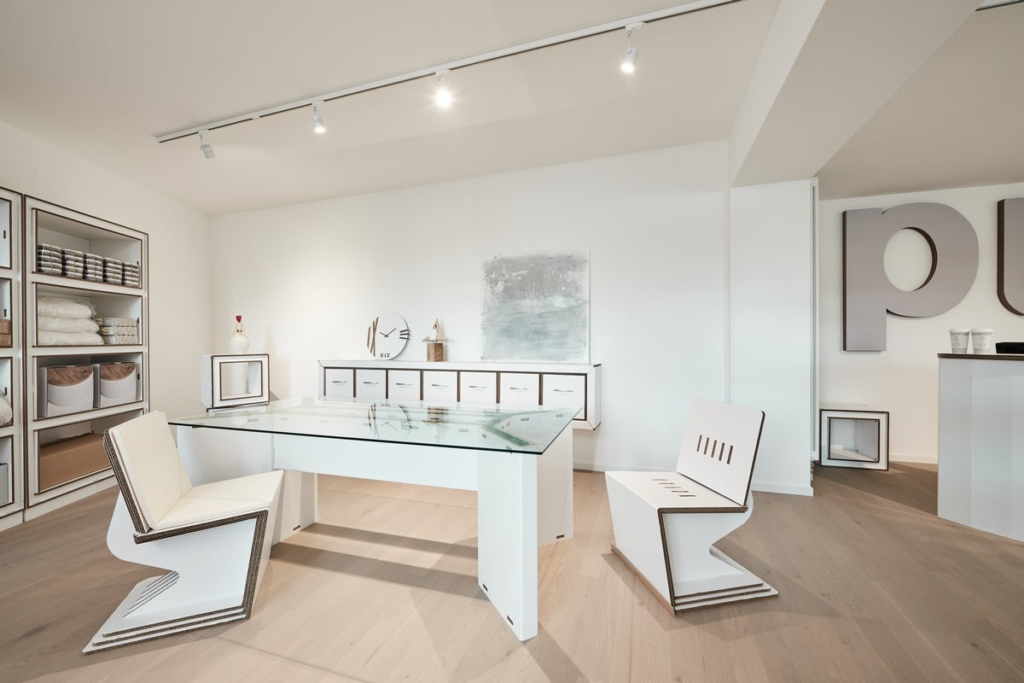 Chaise rotondes en carton écologique posées autour d'un bureau modulaire dans une salle de pause moderne, intégrant des éléments design et fonctionnels pour l’aménagement professionnel ou événementiel - Le Meuble en Carton une marque du groupe Natur Design