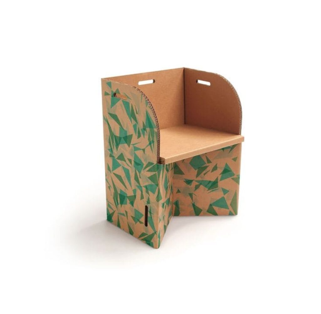 Chaise modulaire en carton recyclé décorée de motifs géométriques verts et bruns, idéale pour les stands événementiels et espaces scénographiques professionnels avec structure renforcée en panneaux cartonnés - Le Meuble en Carton une marque du groupe Natur Design