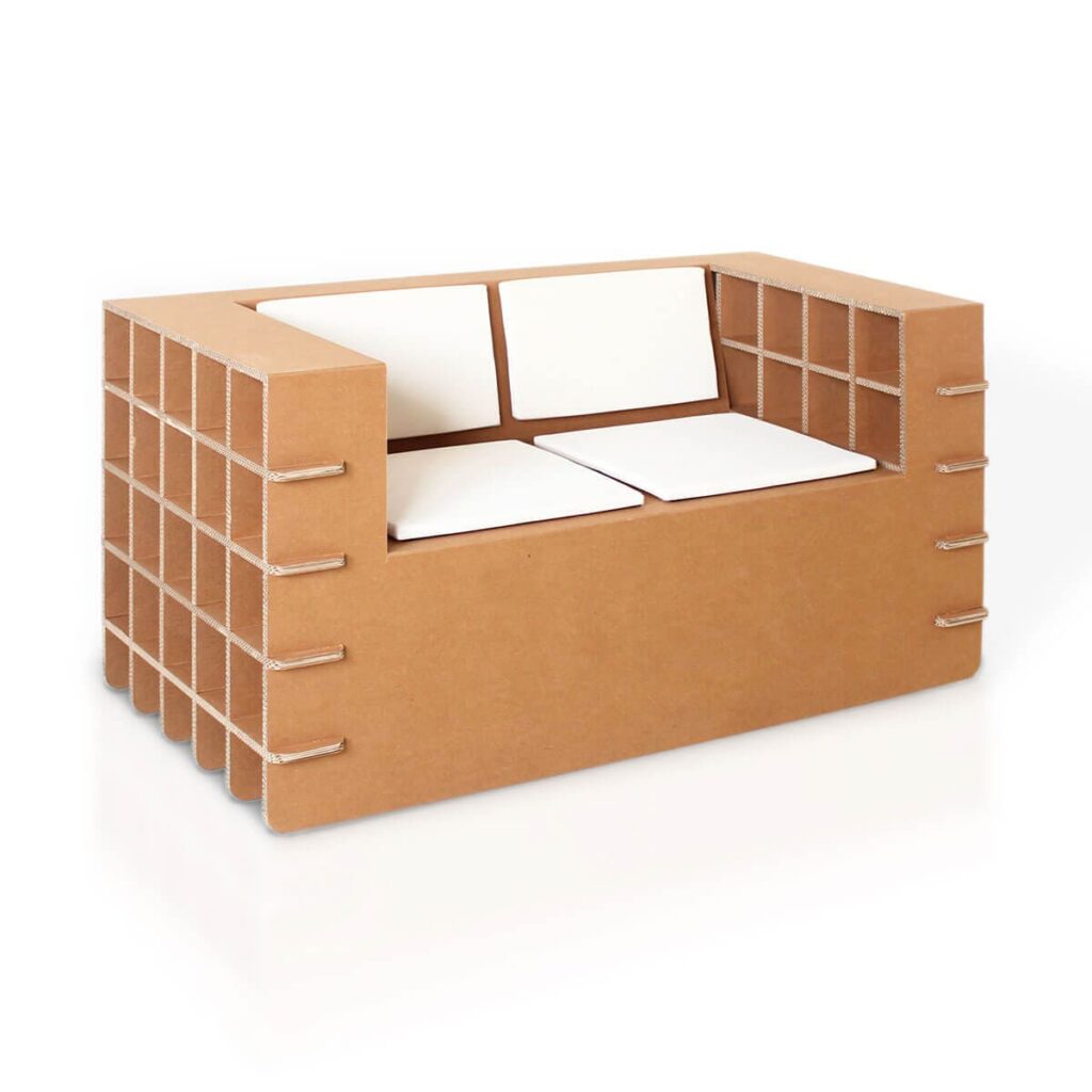 Canapé modulaire en carton écologique monté en structure solide, idéal pour espaces modulables et bureaux créatifs ou open space. Conçu pour une utilisation professionnelle durable avec pieds et charnières métalliques visibles - Le Meuble en Carton une marque du groupe Natur Design