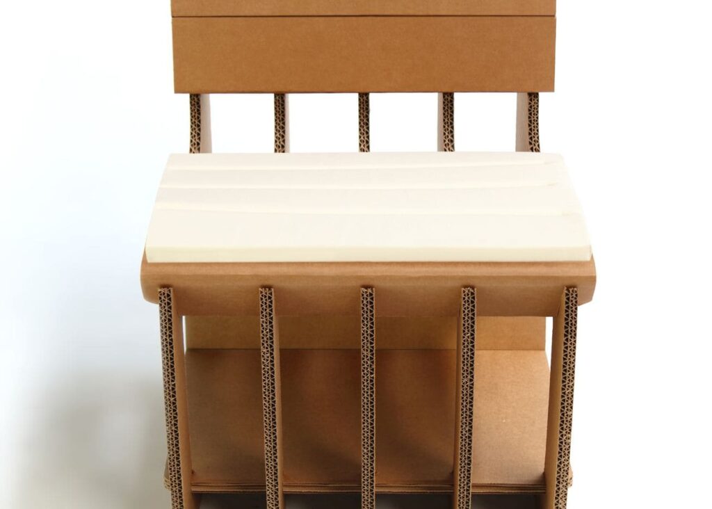 Chaise en carton écologique ALPILLES pour aménagement d'entreprises et espaces de pause, avec siège hauteur réglable et structure solide composée de panneaux cartonnés renforcés et pieds en tringles métalliques perforées - Le Meuble en Carton une marque du groupe Natur Design