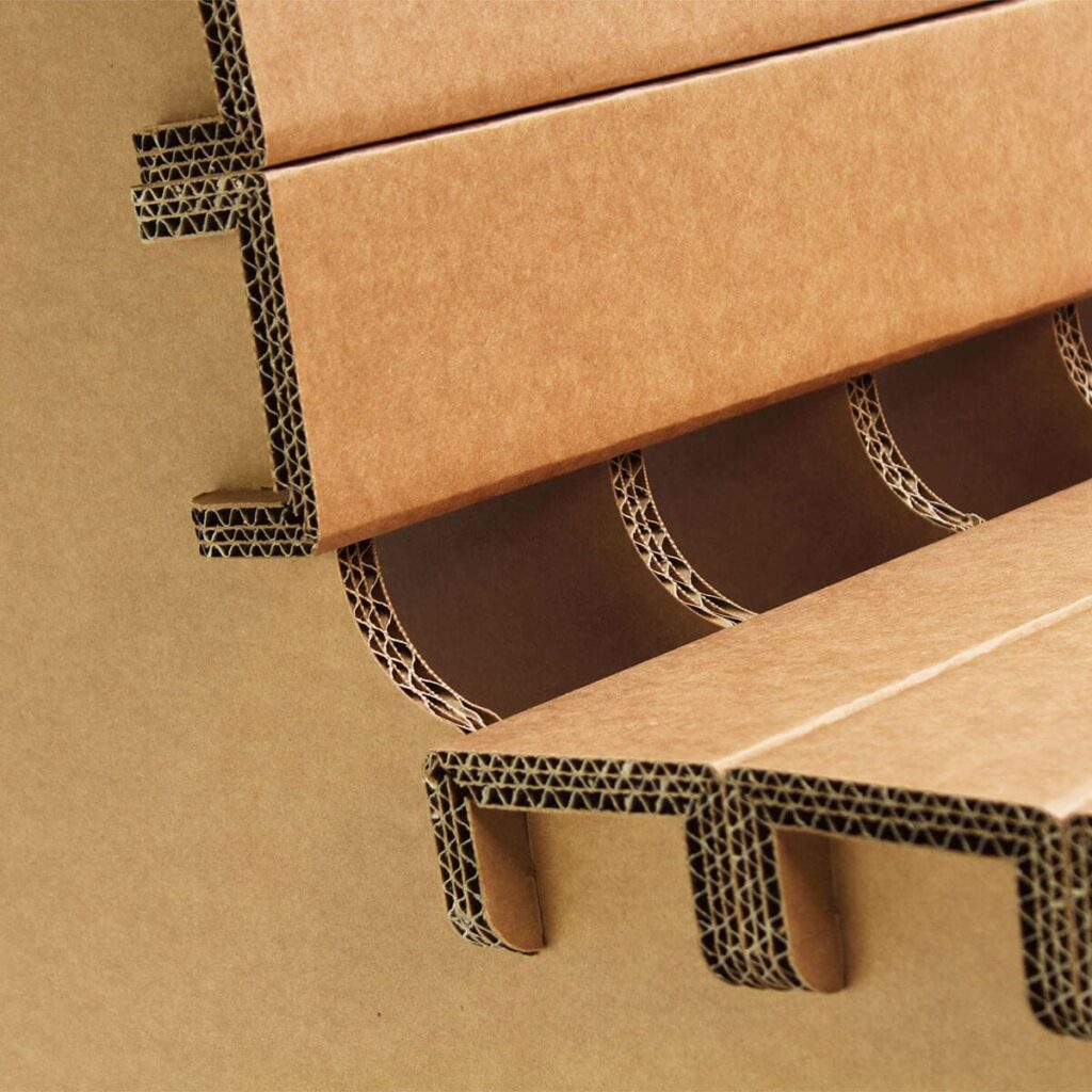 Détail d'une chaise cartonnée ALPILLES en aménagement professionnel, structure solide avec dossier et accoudoirs en carton recyclé pour les bureaux et salles de pause - Le Meuble en Carton une marque du groupe Natur Design