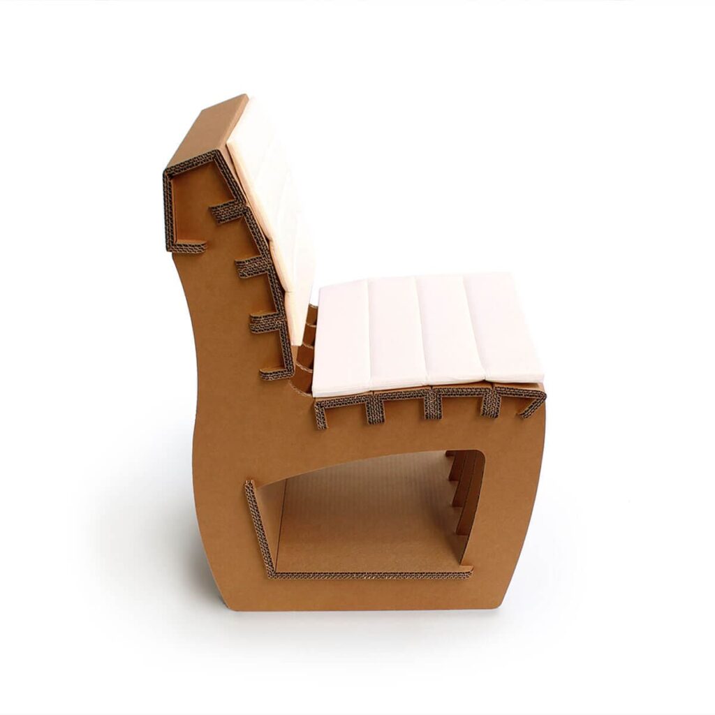 Chaise design en carton recyclé avec structure sculpturale, idéale pour les espaces professionnels comme les bureaux ou les salles de pause, offrant un siège à la fois esthétique et fonctionnel - Le Meuble en Carton une marque du groupe Natur Design