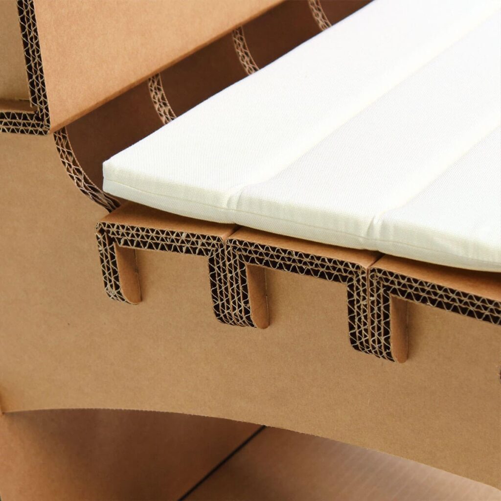Détail d'une chaise en carton écologique pour espaces professionnels, avec structure en panneaux cartonnés renforcés aux pieds et assise cousue, idéale pour les salles de pause et bureaux modernes - Le Meuble en Carton une marque du groupe Natur Design