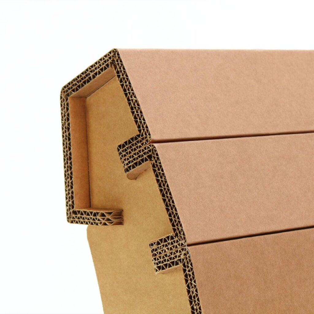 Détail constructif d'une chaise en carton ALPILLES pour l'aménagement professionnel, montrant les charnières et renforts métalliques intégrés dans la structure cartonnée, idéale pour les espaces bureautiques et salles de pause - Le Meuble en Carton une marque du groupe Natur Design