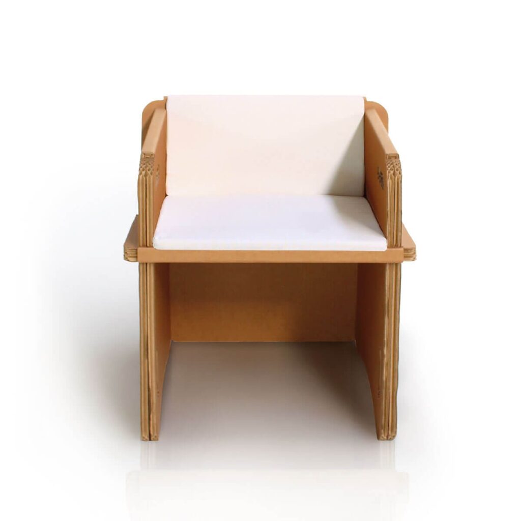 Chaise ergonomique en carton écologique pour bureaux, open space et stands événementiels – design minimaliste avec accoudoirs et repose-pieds intégrés, idéale pour les espaces professionnels durables et modulables - Le Meuble en Carton une marque du groupe Natur Design