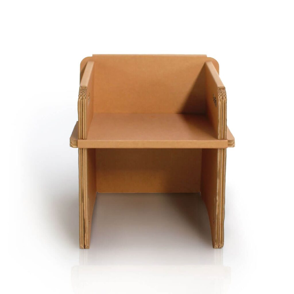 Chaise ergonomique en carton recyclé pour espaces professionnels et événements, idéale pour les bureaux, open space ou stands événementiels, avec structure solide et design épuré adapté à l’aménagement durable des salles de pause et salons pro - Le Meuble en Carton une marque du groupe Natur Design