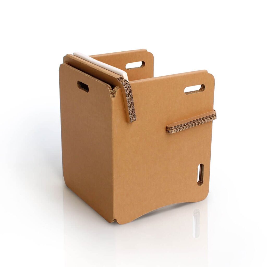 Chaise modulable en carton écologique destinée aux espaces professionnels et événements, avec système de rangement intégré pour stands événementiels ou bureaux. Structure solide composée de panneaux cartonnés renforcés et poignées pratiques en tissu résistant - Le Meuble en Carton une marque du groupe Natur Design