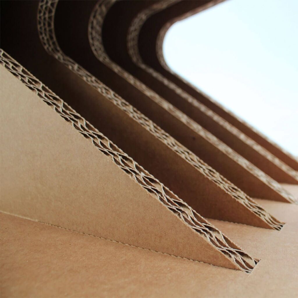 Détails constructifs d'une chaise en carton rotondes pour événements professionnels ou stands événementiels, montrant les rainures et coutures renforcées du panneau principal en carton recyclé - Le Meuble en Carton une marque du groupe Natur Design