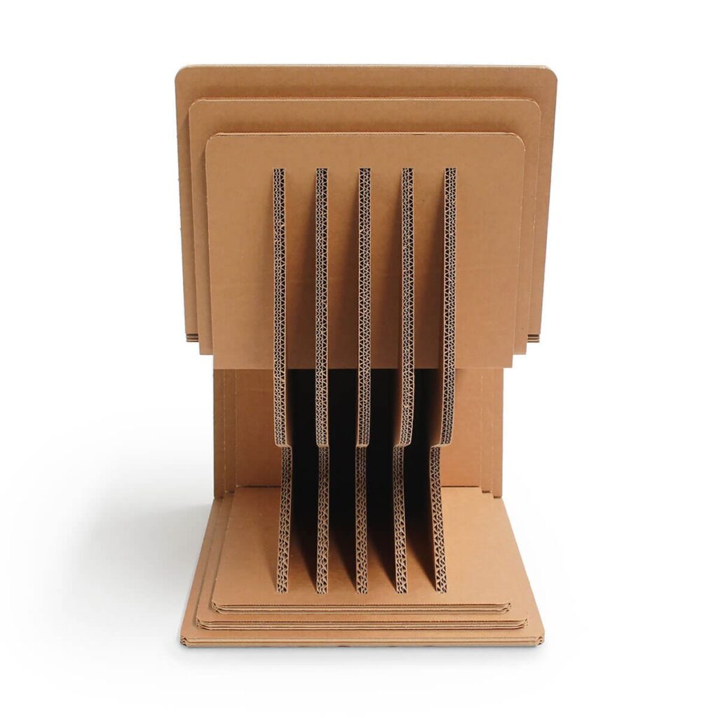 Chaise rotonde en carton écologique pour aménagement d'entreprise ou stands événementiels, avec structure solide et pieds renforcés en carton ondulé, idéale pour espaces modulables comme les salles de pause ou les zones de travail en open space - Le Meuble en Carton une marque du groupe Natur Design