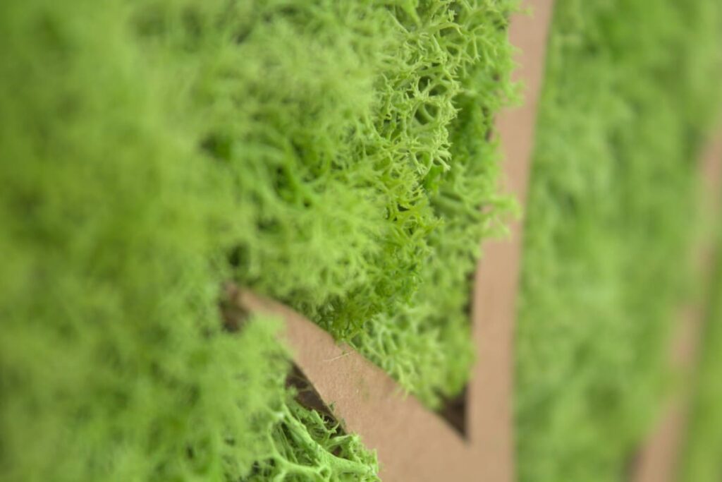 Détail du panneau vert écolo d'un bureau en carton pour l'aménagement professionnel, idéal dans les espaces bureautiques et salles de pause écoresponsables - Le Meuble en Carton une marque du groupe Natur Design
