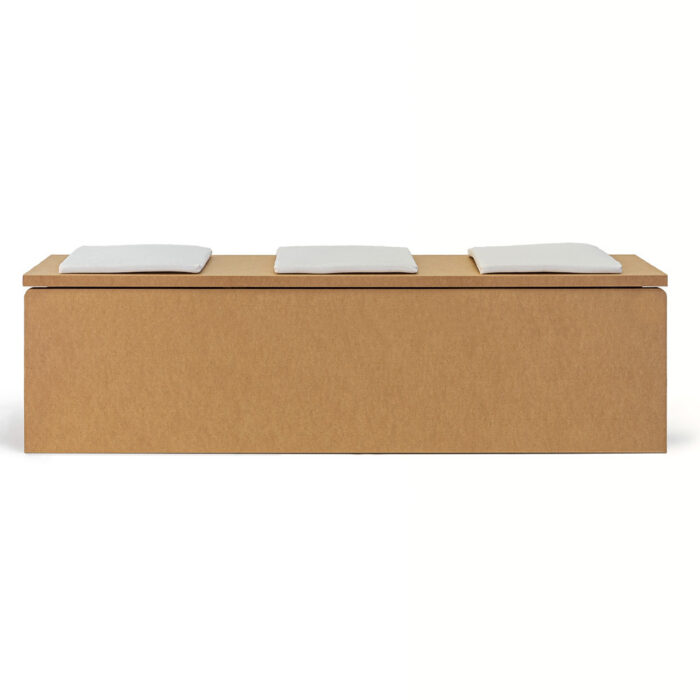 Banc en carton écologique pour stands événementiels et scénographies professionnelles, avec trois coussins ergonomiques intégrés et structure solide en panneaux cartonnés - Le Meuble en Carton une marque du groupe Natur Design