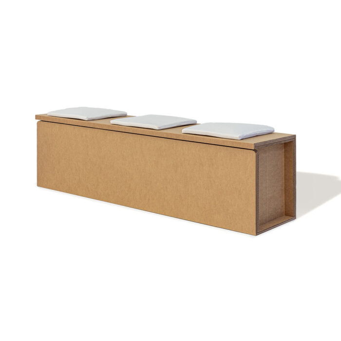 Banc modulable en carton écologique pour stands événementiels et scénographie professionnelle, avec trois coussins de support standard et structure renforcée en panneaux cartonnés, idéal pour espaces et interventions design durables - Le Meuble en Carton une marque du groupe Natur Design