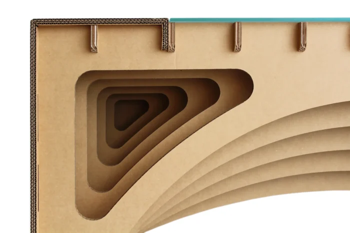 Détail du plateau et des tiroirs en carton pour bureau écologique, conçu pour l’aménagement d’entreprises ou de salles de pause avec structure modulable en plusieurs niveaux. Poignées métalliques intégrées aux compartiments et le design ergonomique des espaces internes en forme de cône pour optimiser la rangement - Le Meuble en Carton une marque du groupe Natur Design