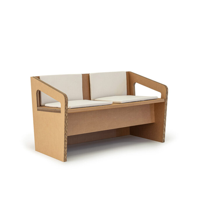 Coupé-drapeau canapé modulable en carton recyclé pour espaces professionnels et événements scéniques, idéal pour salles de pause d’entreprises ou stands événementiels en scénographie - Le Meuble en Carton une marque du groupe Natur Design