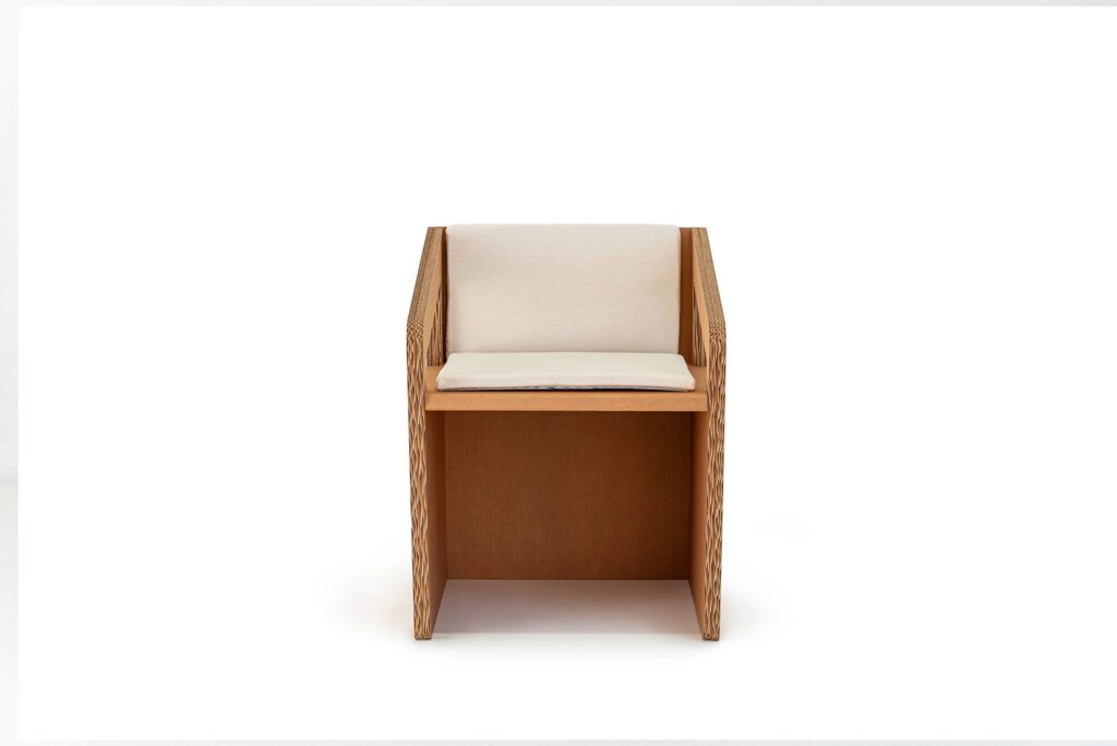 Chaise modulable en carton écologique avec accoudoirs et repose-pieds intégrés, idéale pour les espaces professionnels comme les bureaux, salles de pause ou stands événementiels en scénographie professionnelle - Le Meuble en Carton une marque du groupe Natur Design