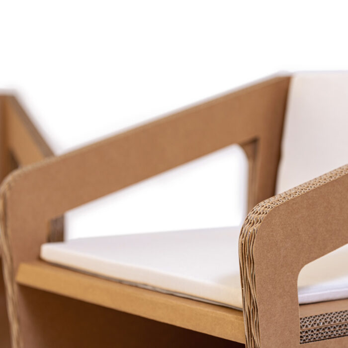 Chaises modulables en carton recyclé pour espaces professionnels et événements, idéales pour les bureaux, salles de pause ou stands événementiels avec structure ergonomique et assise confortable en tissu absorbant - Le Meuble en Carton une marque du groupe Natur Design