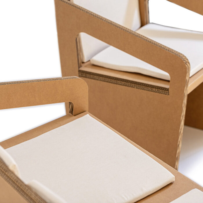 Chaise modulable en carton écologique pour espaces professionnels : siège avec dossier et accoudoirs en structure cartonnée, idéale pour les bureaux, salles de pause ou stands événementiels en scénographie - Le Meuble en Carton une marque du groupe Natur Design