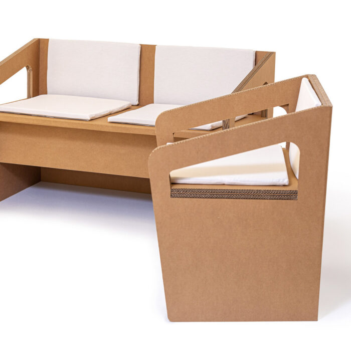 Chaise modulable en carton écologique conçue pour les espaces professionnels, bureaux et salles de pause, avec des accoudoirs et repose-pieds intégrés pour un confort ergonomique. Idéale pour les stands événementiels en carton ou la scénographie professionnelle, offrant une solution durable et adaptée aux besoins des entreprises et événements pro - Le Meuble en Carton une marque du groupe Natur Design
