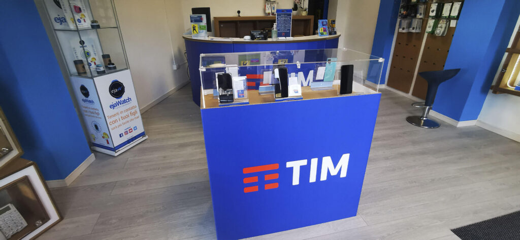 Comptoir en carton ORIZABA pour l’aménagement commercial, intégré dans un espace retail avec affichage TIM et vitrine transparente pour produits électroniques, idéal pour les points de vente spécialisés (magasins techniques, boutiques équipementiers) - Le Meuble en Carton une marque du groupe Natur Design