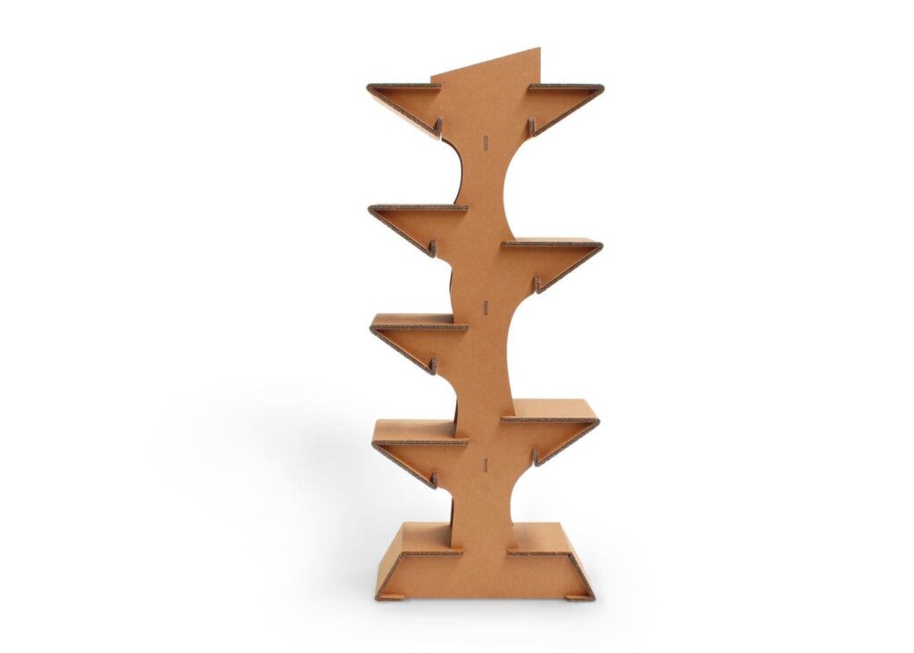 Présentoir en carton PAGET avec étagères modulables en forme de flèche, conçu pour l’aménagement de magasins et les stands événementiels professionnels. Structure solide et design épuré idéale pour exposer des produits ou organiser des espaces scéniques - Le Meuble en Carton une marque du groupe Natur Design