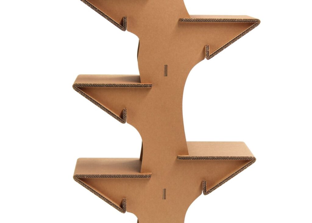 Présentoir en carton design PAGET pour stands événementiels et scénographie professionnelle, avec étagères inclinées et structure robuste en carton recyclé, idéale pour l’aménagement de magasins et les espaces exposants - Le Meuble en Carton une marque du groupe Natur Design
