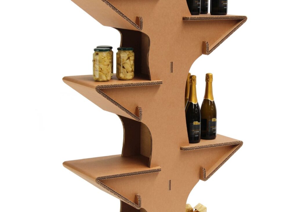 Présentoir en carton PAGET éco-conçu pour l’aménagement de magasins et les événements professionnels, avec des étagères inclinées et des supports pour bouteilles de vin ou conserves, idéaux pour les stands événementiels et la scénographie - Le Meuble en Carton une marque du groupe Natur Design