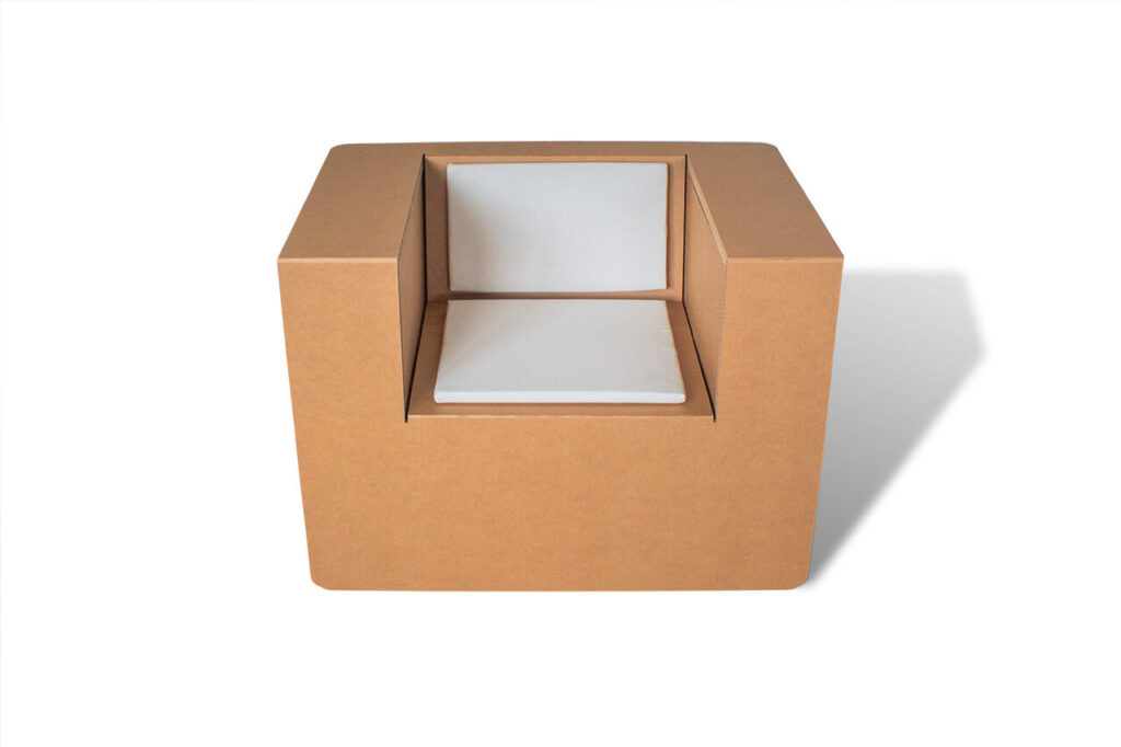 Structure de fauteuil en carton écologique pour stands événementiels et scénographie, visible en configuration vide avec siège intégré en planche cartonnée - Le Meuble en Carton une marque du groupe Natur Design