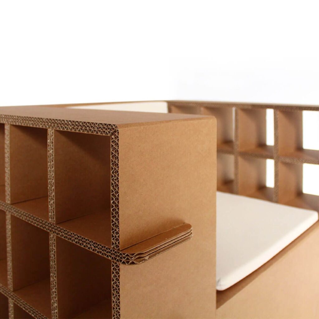 Fauteuil en carton écologique, design modulable pour espaces professionnels et salles de pause, avec structure en panneaux cartonnés et plateau intégré visible, idéal pour bureaux et open space - Le Meuble en Carton une marque du groupe Natur Design