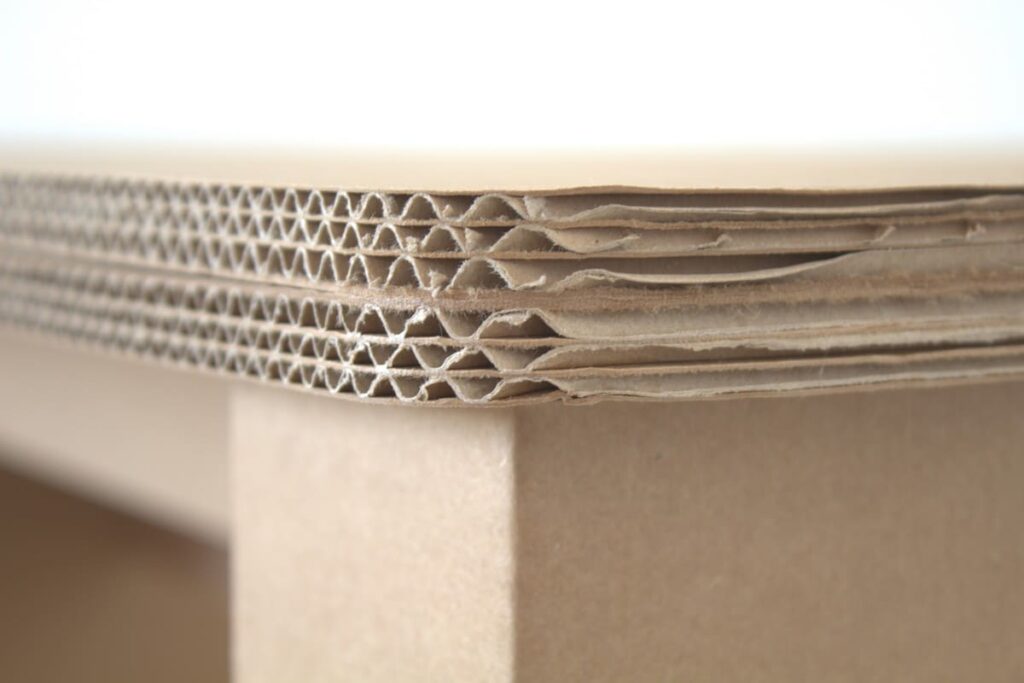 Détail du panneau structurant en carton ondulé d'un bureau écologique pour l'aménagement d'entreprises ou de salles de pause, renforcé par des joints cartonnés - Le Meuble en Carton une marque du groupe Natur Design