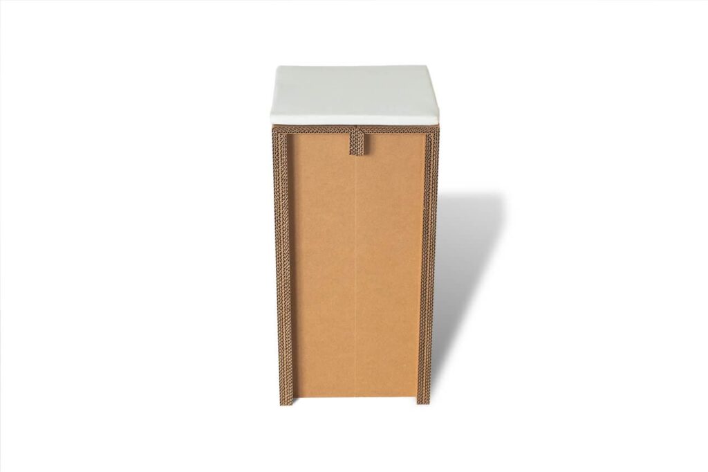 Tabouret en carton design pour stands événementiels et scénographie professionnelle, plateau plat et structure solide en cartonnage recyclé, idéal pour espaces modulables et décorations durables - Le Meuble en Carton une marque du groupe Natur Design