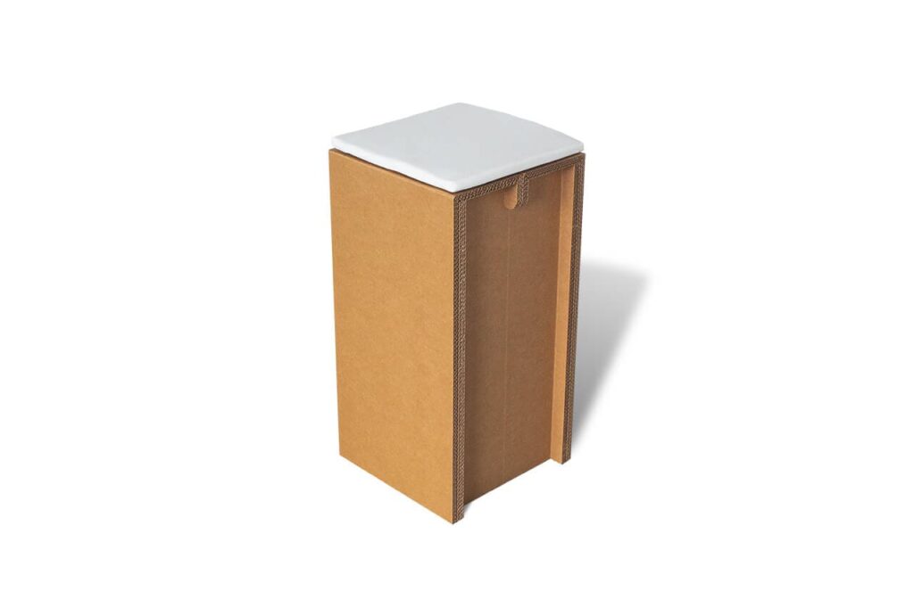 Tabouret en carton écologique pour stands événementiels et scénographies professionnelles, plateau plat surélevé avec structure renforcée en carton recyclé, idéal pour espaces modulables et décorations durables - Le Meuble en Carton une marque du groupe Natur Design