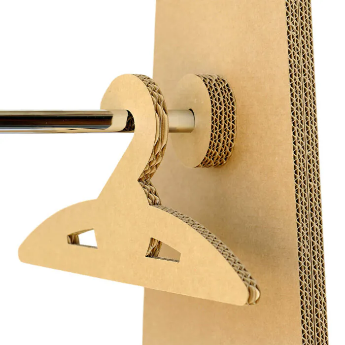 Détail d'un porte-manteau en carton écologique avec poignées métalliques intégrées, conçu pour l’aménagement des entreprises et des salles de pause, idéal pour organiser les espaces professionnels durablement - Le Meuble en Carton une marque du groupe Natur Design