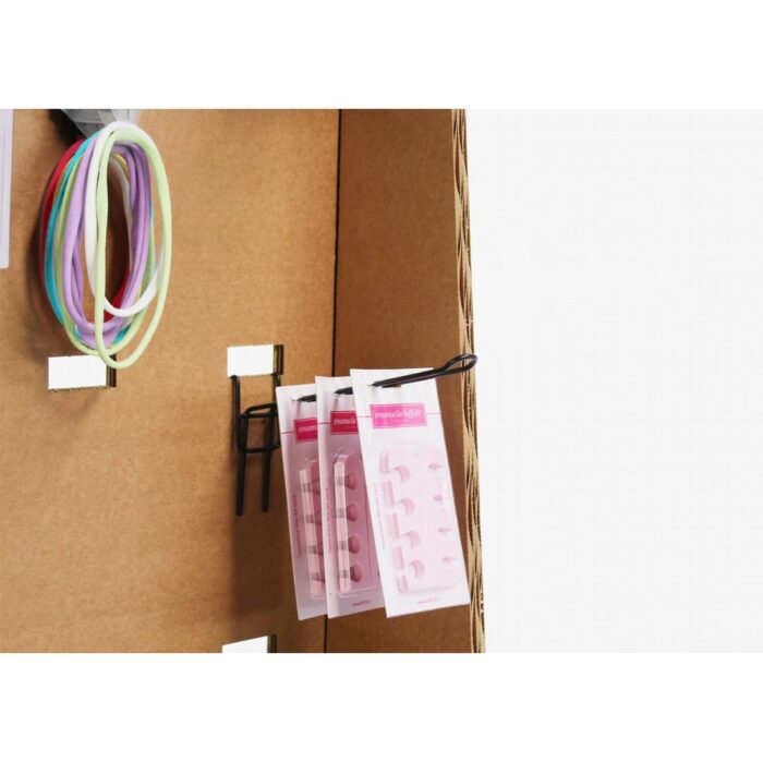 Présentoir en carton MAKALU A fixé au mur avec supports métalliques pour l’aménagement de stands événementiels et scéno­graphie, intégrant des étiquettes d’identification et des rubans colorés pour la mise en valeur de produits dans les espaces professionnels ou salons - Le Meuble en Carton une marque du groupe Natur Design