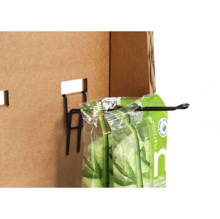 Présentoir en carton écologique suspendu pour affichage de produits sur stands événementiels ou dans l’aménagement de magasins, avec supports métalliques et emballages verts visibles - Le Meuble en Carton une marque du groupe Natur Design