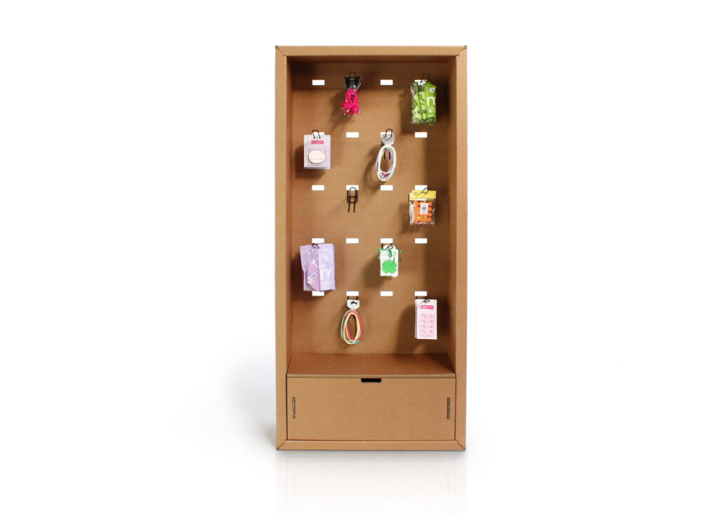 Présentoir modulable en carton pour stands événementiels, aménagement de magasins ou scénographie professionnelle avec rangement intégré de petits accessoires (câbles, goodies, échantillons) et étiquettes personnalisables, idéal pour organisation visuelle et mise en valeur de produits sur les salons professionnels - Le Meuble en Carton une marque du groupe Natur Design