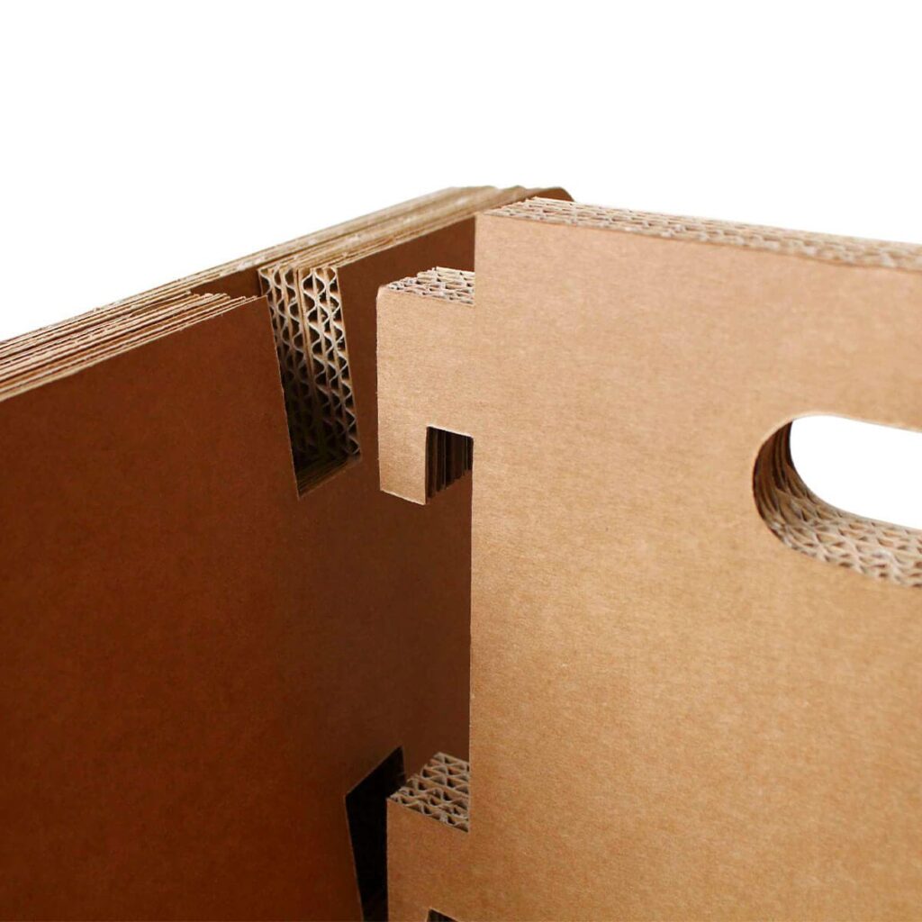 Détail constructif d'un tabouret en carton écologique pour stands événementiels ou espaces professionnels, avec structure renforcée par insertions en nid d'abeille et pieds stabilisateurs, idéal pour l'aménagement de bureaux, salles de pause ou salons professionnels - Le Meuble en Carton une marque du groupe Natur Design