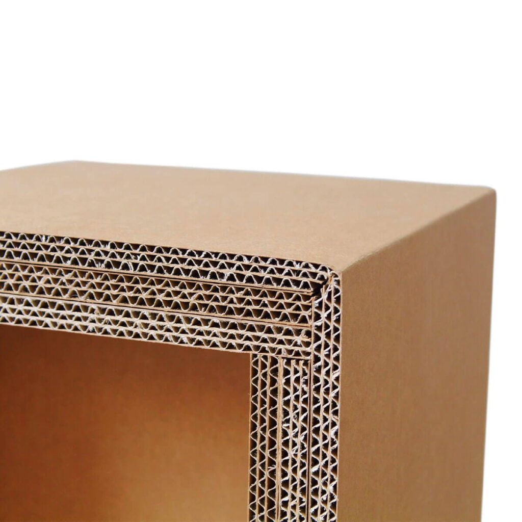 Tabouret en carton écologique avec structure renforcée en panneaux cartonnés à motifs géométriques pour espaces professionnels et événements, idéal pour bureaux, salles de pause ou stands événementiels en scénographie - Le Meuble en Carton une marque du groupe Natur Design