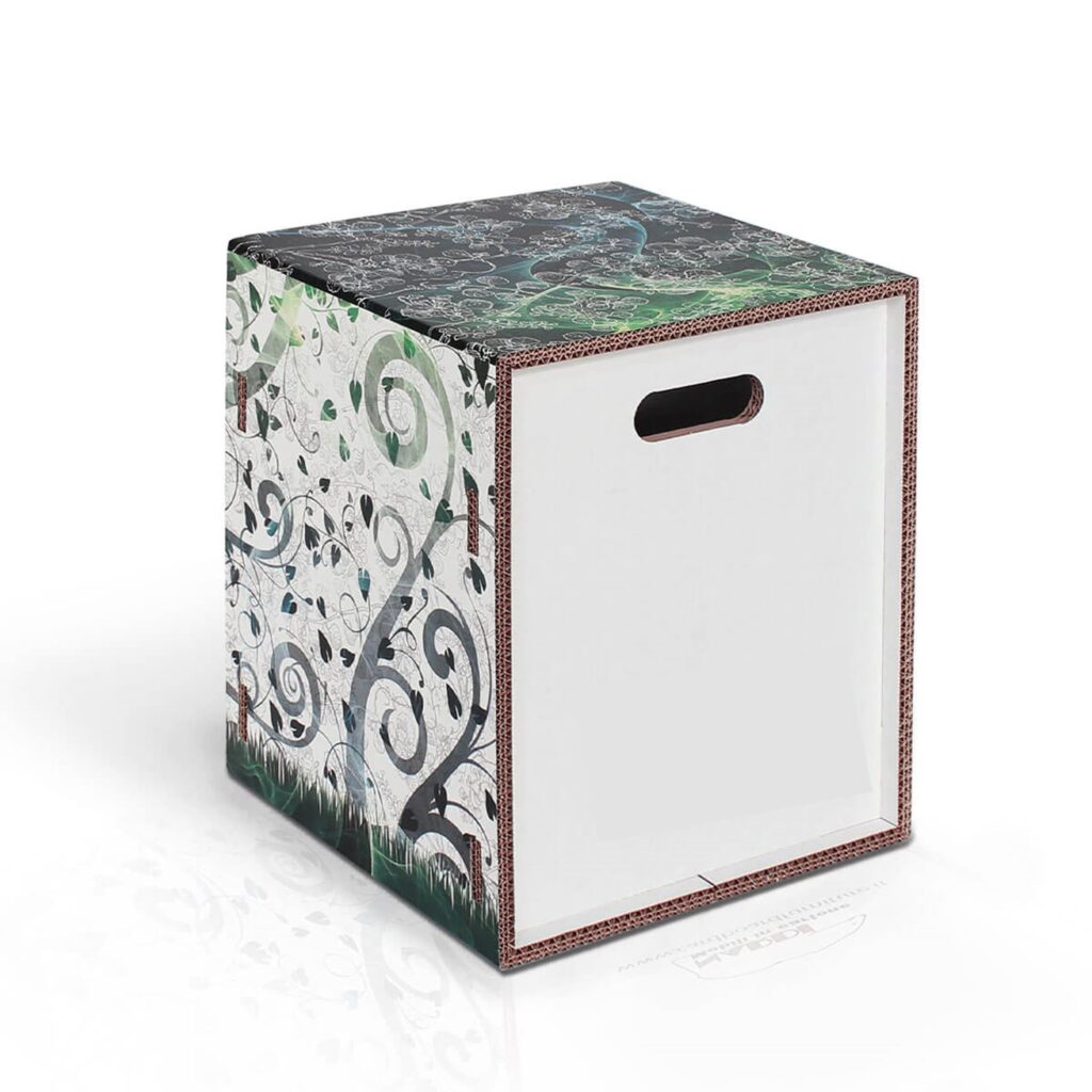 Tabouret en carton personnalisé avec motif floral et motifs géométriques aux tons gris, vert et blanc, idéal pour les espaces professionnels comme les bureaux, open space ou salles de pause, ainsi que pour la scénographie événementielle - Le Meuble en Carton une marque du groupe Natur Design