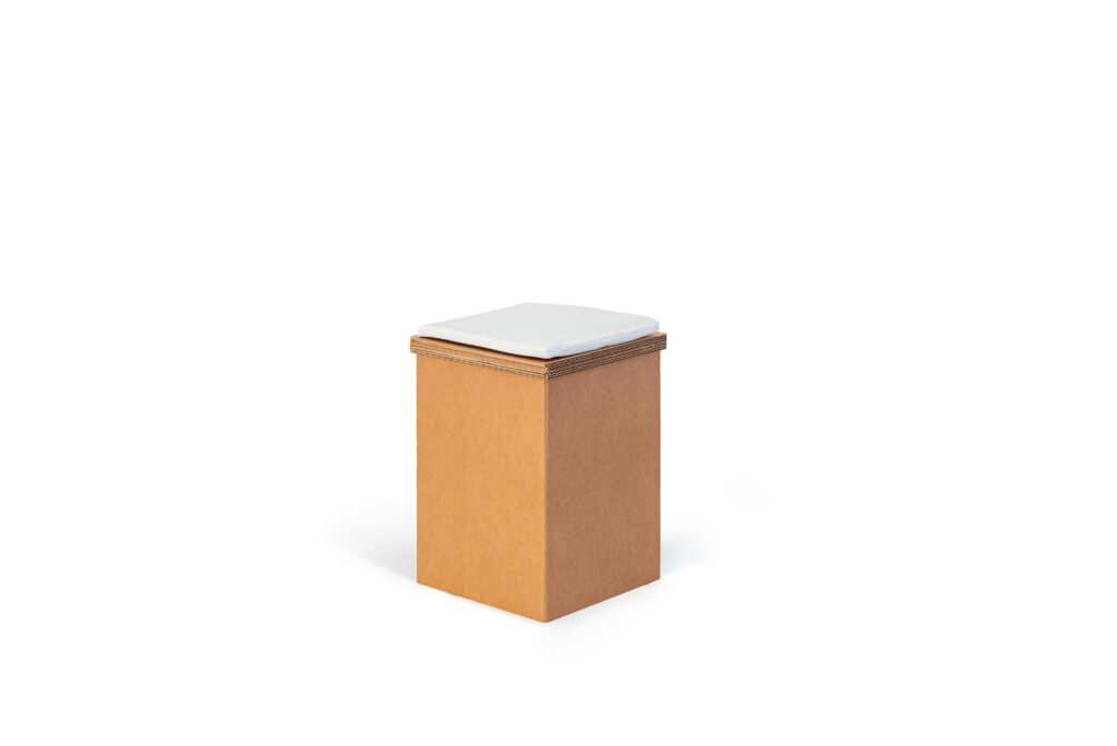 Tabouret modulaire en carton écologique pour stands événementiels et scénographies professionnelles : structure compacte avec plateau souple et design épuré, idéal pour espaces ou installations mobiles - Le Meuble en Carton une marque du groupe Natur Design