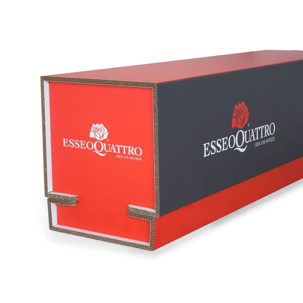 Banc en carton VISO pour aménagement d'entreprises et salles de pause, avec appliques métalliques décoratives et logo personnalisé 'ESSEOQUATTO' sur les panneaux rouges et noirs - Le Meuble en Carton une marque du groupe Natur Design