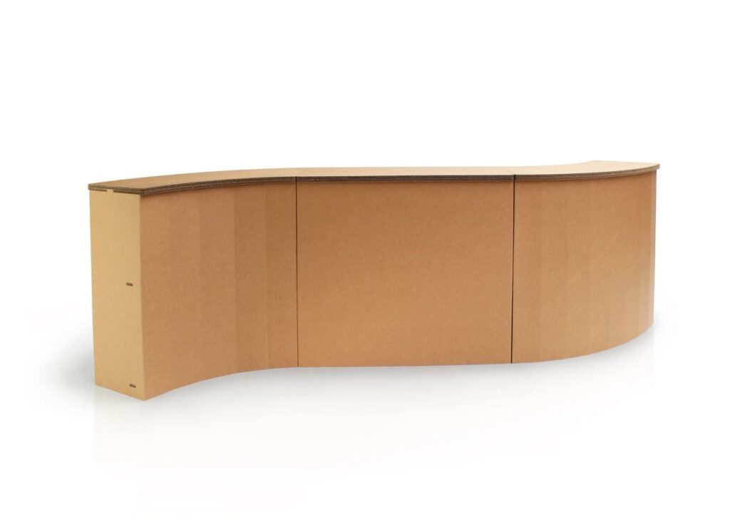 Banque d'accueil en carton écologique de forme courbe, idéale pour les espaces professionnels comme les bureaux, open spaces ou salons événementiels, avec structure solide et design épuré en panneau cartonné - Le Meuble en Carton une marque du groupe Natur Design