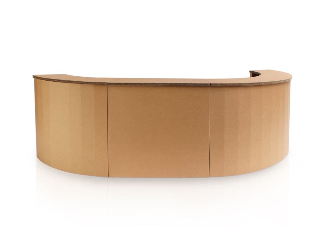 Banque d'accueil en carton écologique et design, idéale pour les espaces professionnels comme les bureaux, open spaces ou salles de réception. Structure solide composée de panneaux cartonnés avec finition naturelle et courbes élégantes pour une ambiance moderne et accueillante - Le Meuble en Carton une marque du groupe Natur Design