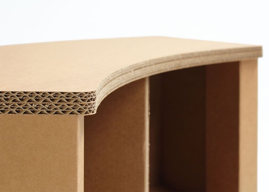 Banque d'accueil en carton écologique avec plateau arrondi et compartiments intérieurs, idéale pour les espaces professionnels comme les bureaux, open spaces ou salles de réception - Le Meuble en Carton une marque du groupe Natur Design