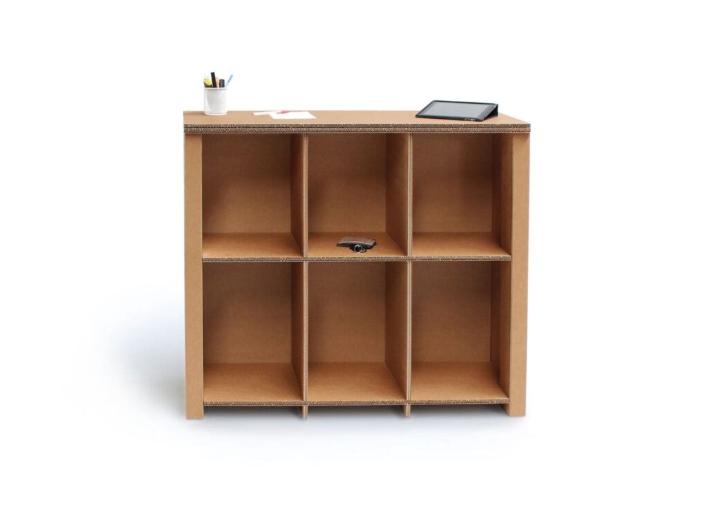 Banque d'accueil en carton écologique avec compartiments modulables et rangement intégré, idéale pour les espaces professionnels ou bureautiques, offrant une solution durable et fonctionnelle pour organiser des documents et accessoires sur place - Le Meuble en Carton une marque du groupe Natur Design