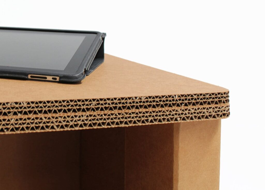 Banque d'accueil en carton écologique avec plateau décoratif à motifs géométriques, idéal pour les espaces professionnels et les bureaux modulables. Structure solide en carton recyclé et finition esthétique pour un usage durable en open space ou salles de réunion - Le Meuble en Carton une marque du groupe Natur Design