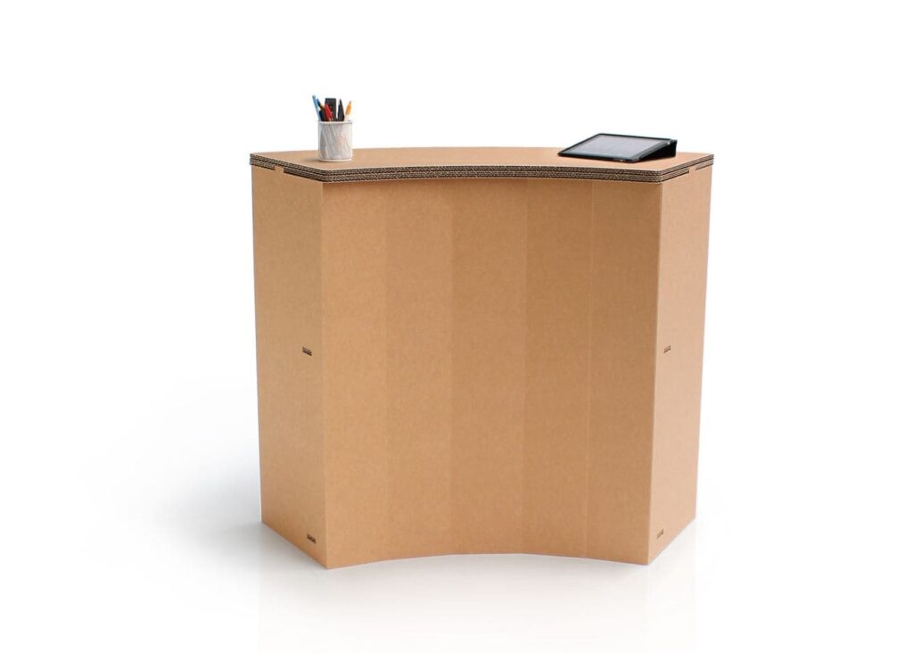 Banque d'accueil en carton écologique pour stands événementiels et aménagement de magasins professionnels, avec plateau haut et compartiments latéraux, idéale pour accueil client ou espace scénographique - Le Meuble en Carton une marque du groupe Natur Design