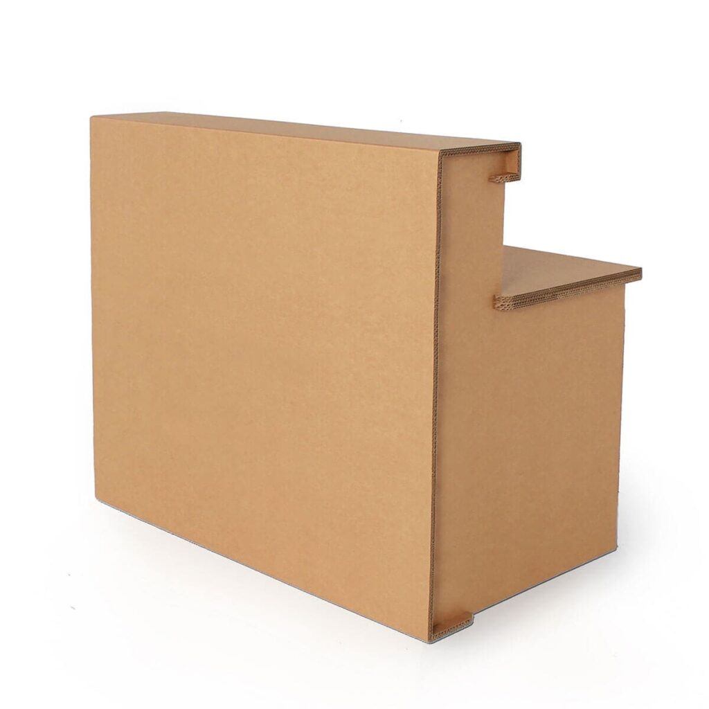 Banque d'accueil en carton écologique pour stands événementiels et aménagement de magasins professionnels, avec structure solide en panneaux cartonnés et base stable, idéale pour accueil client ou délimitation d'espace dans les salons et espaces commerciaux - Le Meuble en Carton une marque du groupe Natur Design