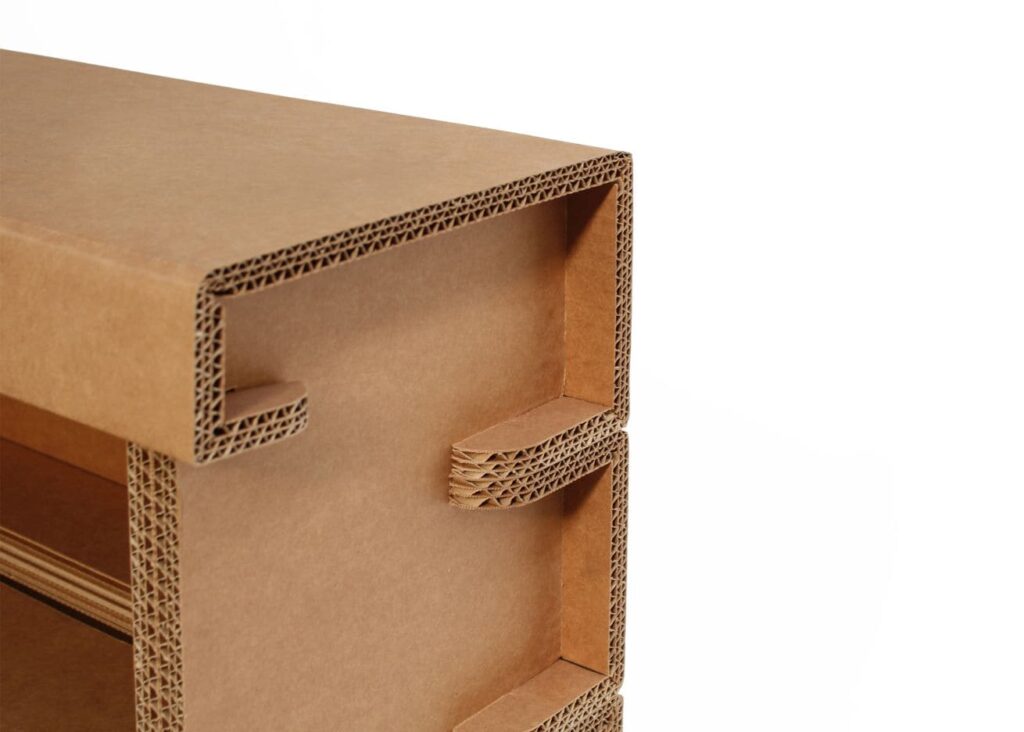 Banque d'accueil en carton recyclé pour stands événementiels et aménagement de magasins, avec plateau intégré et structure solide en panneaux cartonnés, idéale pour accueil client dans les espaces professionnels ou salons professionnels - Le Meuble en Carton une marque du groupe Natur Design
